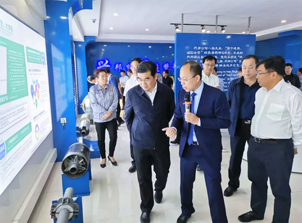 市長(zhǎng)丁繡峰參觀興邦管道展廳