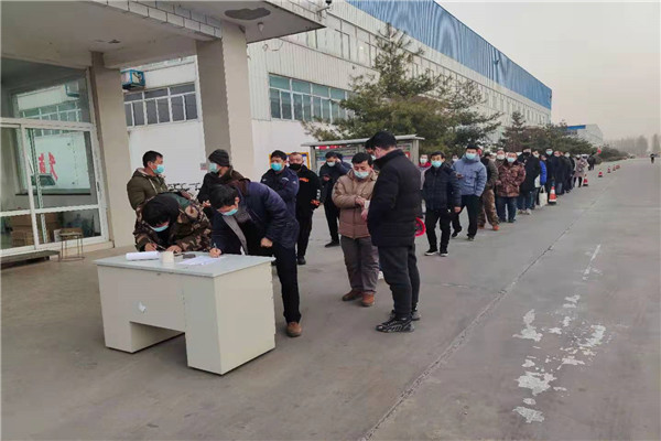 興邦管道登記體溫，進(jìn)出廠區(qū)